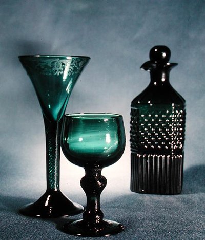 Da esquerda para a direita: copo de vinho decorado, copo redondo e decantador, final do século 18 ao início do século 19 (copo verde) de School English