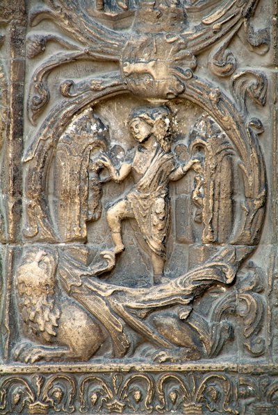 Arte Gótica: Piedroit do portal direito da fachada ocidental da Basílica de Saint Denis, representando o trabalho dos campos: Janeiro. Saint-Denis, França de School French