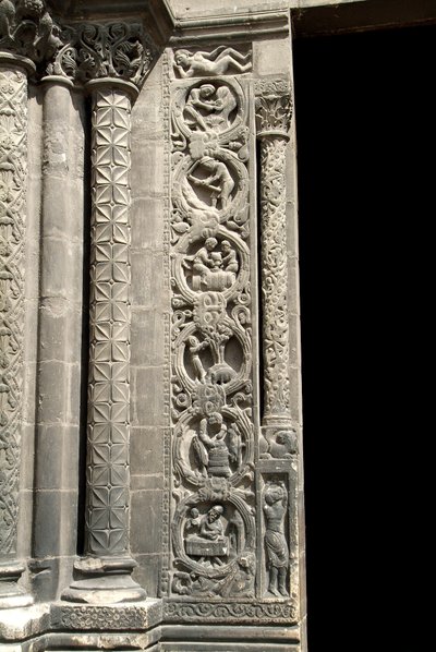 Arte Gótica: Pieright do portal à direita da fachada ocidental da Basílica de Saint Denis representando o trabalho dos campos (esquerda). Saint-Denis, França de School French