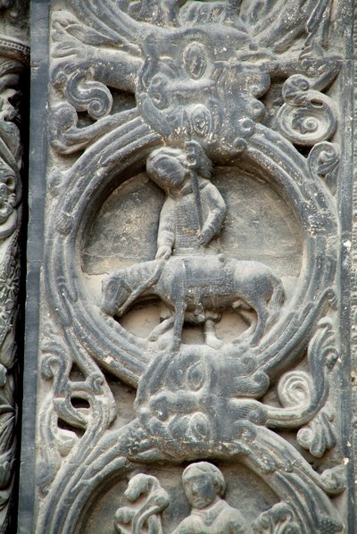 Arte Gótica: Pieright do portal direito da fachada ocidental da Basílica de Saint Denis, representando o trabalho dos campos: Maio. Saint-Denis, França de School French