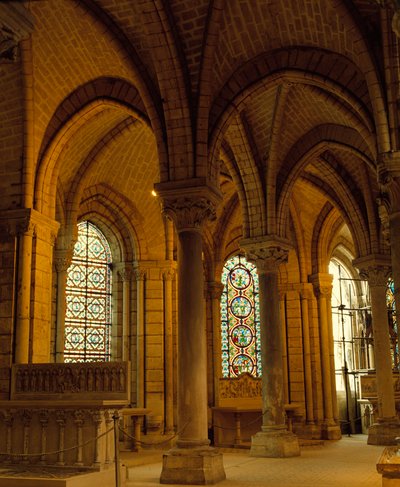 Arte gótica: chaves de cofre e ogivas, ambulatório da Basílica de Saint Denis (Saint Denis). de School French