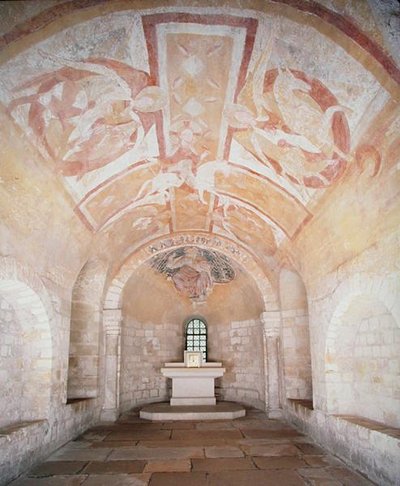 A Cripta, da antiga igreja de 1030, com frescos de Cristo sobre um cavalo branco rodeado de anjos, do século XII (foto) de School French