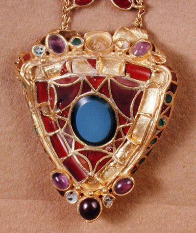 Conjunto de broche com granadas indianas e ônix, final do século IV (pedra semi-preciosa engastada em base dourada) de School German