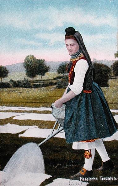 Cartão postal representando uma criada de Hesse na Alemanha lavando roupas, b.1914 (cor litho) de School German