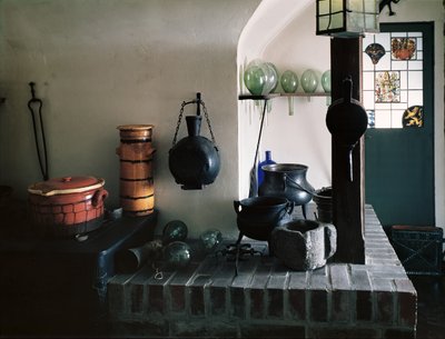 Reconstrução de uma farmácia com móveis e objetos do século XVIII, detalhe do laboratório (foto) de School German