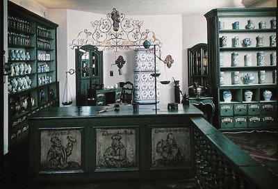 Reconstrução de uma farmácia com móveis e objectos do século XVIII (foto) de School German