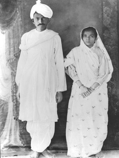 Kasturba (1869-1944) e Mahatma Gandhi (1869-1948) (fotografia a preto e branco) de School Indian