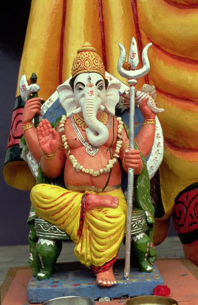 Estátua de Ganesh, o Deus Elefante, entronizado de School Indian