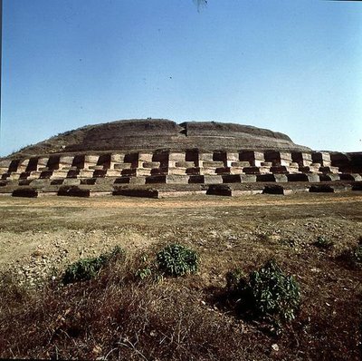 Vista da Stupa Nandangarh, que se acredita segurar as cinzas de Buda (foto) de School Indian