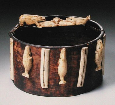Balde, da Gronelândia (madeira e marfim) de School Inuit