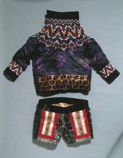 Casaco e calções de senhora, da Gronelândia (têxtil) de School Inuit