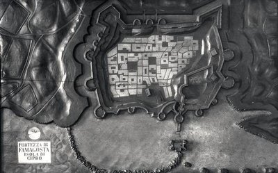 Um mapa em relevo da Fortaleza de Famagosta na Ilha de Chipre no século XVII (foto a p/b) de School Italian