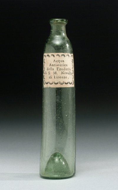 Garrafa que continha água anti-histeria, da Fonderia di Sua Altezza Reale, Officina Profumo, Farmaceutica di Santa Maria Novella, Florença, c.1850-1920 (vidro) de School Italian