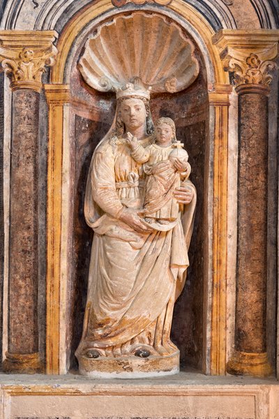 Estátua de Nossa Senhora e do Menino no interior da Igreja de Santa Maria della Palomba, Matera Itália de School Italian