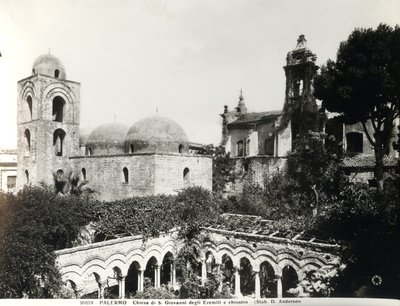 Vista do extremo leste da igreja, construída em 1132-48 pelo Rei Roger II (d.1154) da Sicília e do claustro construído no século XIII (foto a p/b) de School Italian