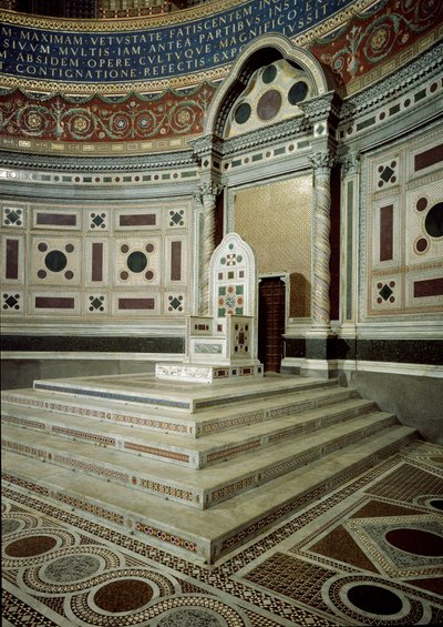 Vista do trono episcopal no púlpito papal da abside da Basílica de São João de Latrão (San Giovanni in Laterano). Roma de School Italian