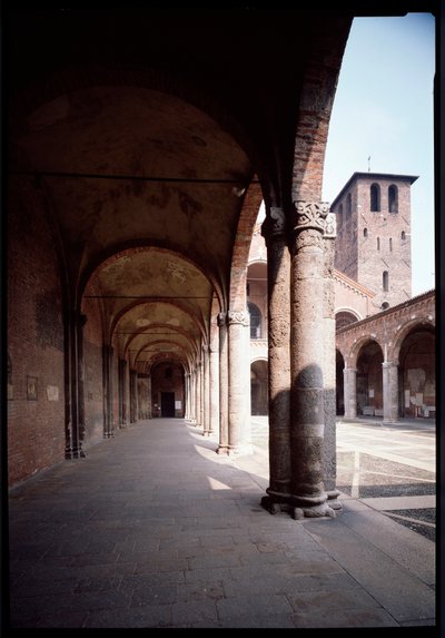 Vista do pórtico da igreja de Santo Ambrósio (Basílica de Santo Ambrósio) (Basílica de Santo Ambrósio ou Santo Ambrósio) Século IV Milão, Itália de School Italian