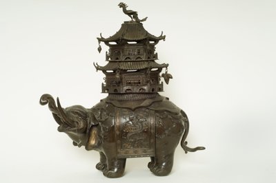 Figura de um elefante usando um pano howdah, surcingle elaborado e um buliding pagode (bronze) de Japanese School