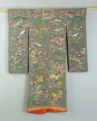 Roupa cinzenta decorada com flores e pássaros, japonesa de Japanese School