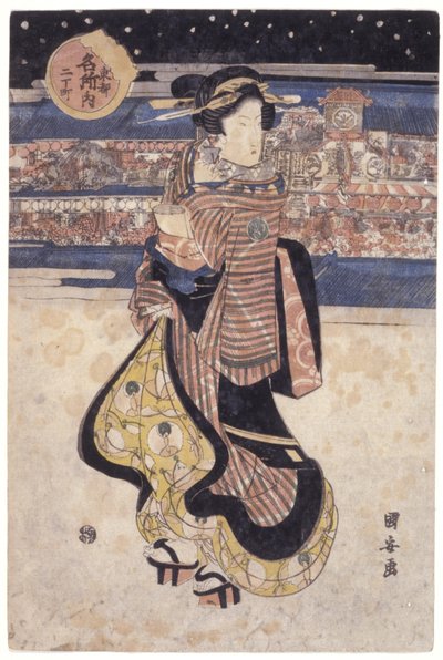 Mulher de pé na rua de School Japanese