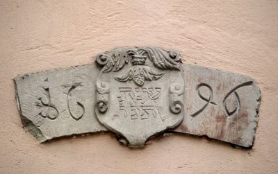 A viela dos judeus em Obernai (67). Lugares de culto: inscrição com data hebraica e a data correspondente da era cristã: 1696. Uma sinagoga foi alegadamente construída dois anos após a autorização do Intendente La Grange, o que permitiu que J de School Jewish