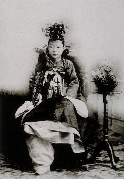 Mulher coreana em vestido de noiva tradicional de School Korean