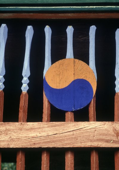 Símbolo Yin e Yang em uma barreira de madeira (Kree) de School Korean
