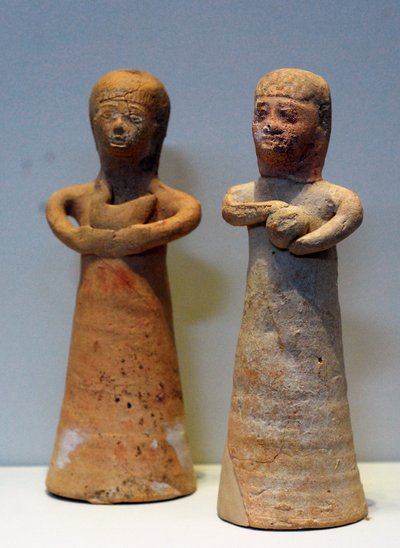 Mulheres trazendo ofertas, de Achziv, norte de Israel, século 8-7 a.C. (cerâmica) de School Levantine