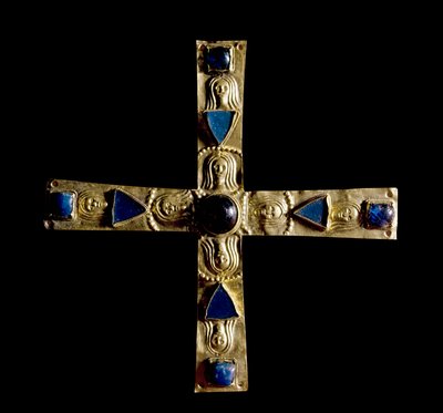 Arqueologia da Idade Média (Idade Média). Arte bárbara da Lombardia: Cruz de Gisulfo, em folha de ouro batida com pedras semi-preciosas, petre charassee. Feita por um mestre lombardo do século VII. Altura: 11 cm. Itália, Cividale del Friuli, Musee archeol. de School Lombard