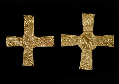 Arqueologia da Idade Média (Idade Média). Arte bárbara da Lombardia: cruzes peitorais em folhas de ouro. Arte lombarda do século VII. Itália, Cividale del Friuli, Museu Arqueológico. de School Lombard