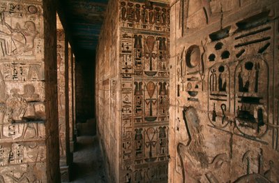 Egito, Medinet Habu, Luxor, Luxor Governador, Templo Mortuário de Ramsés III. Detalhe de colunas e paredes esculpidas com figuras e heiroglifos de R. and Smith Simkin