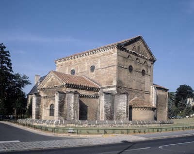 Vista externa do batistério, século IV de School Merovingian