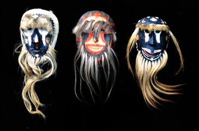 Três máscaras (terracota pintada e cabelo) de School Mexican
