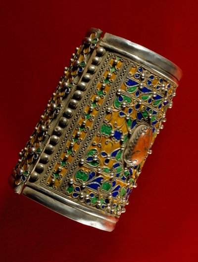 Bracelete em coral, prata e esmalte, Marrocos de School Moroccan