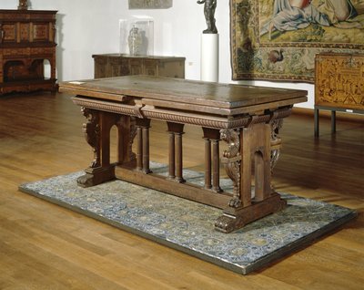 Mesa de nogueira com gavetas em armação de carvalho com colunas toscanas,1550-1600 (madeira) de School Netherlandish
