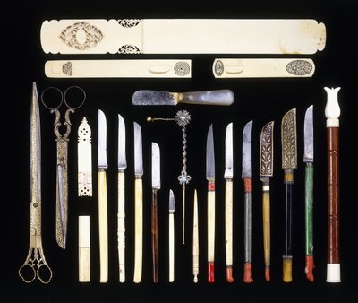 Um grupo de vinte e dois instrumentos do escriba otomano, composto por onze facas, um virador de páginas, tesoura, uma faca de papel, caixa de marfim de School Ottoman