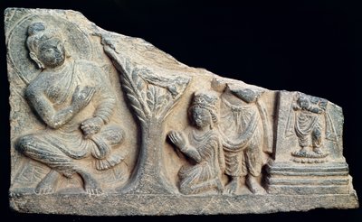 Detalhe de um friso em relevo representando um Buda sentado com orantes, estilo greco-budista, de Taxila, Paquistão de School Pakistani