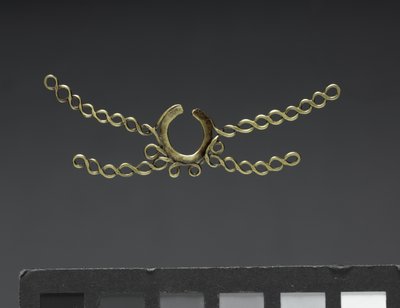 Ornamento de nariz, Chavín de Huantar c.500-200 aC (ouro) de School Peruvian
