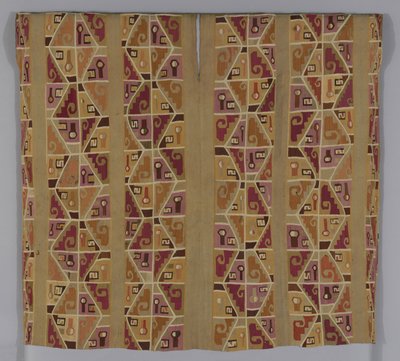 Túnica, 600-800 (algodão e lã (camelídeo), ponto de tapeçaria entrelaçada simples; pescoço e cavas com acabamento em lã (camelídeo) em pontos nublados; costuras unidas com lã (camelídeo) em pontos de cerzido) de School Peruvian