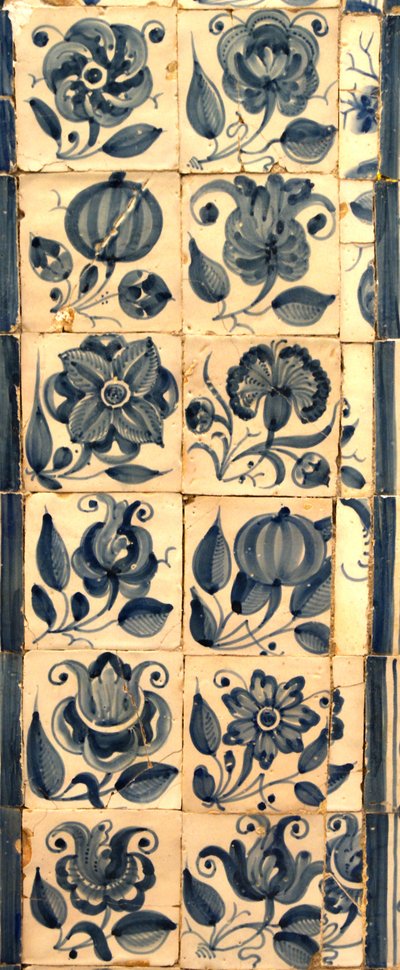 Painel representando várias espécies de flores, Tarouca, Portugal (azulejos cerâmicos) de School Portuguese