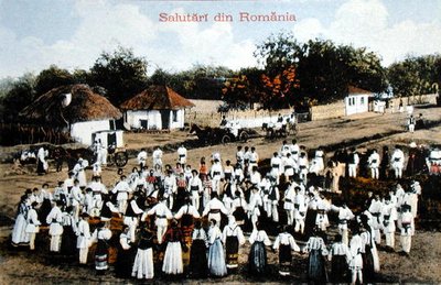 Cartão postal representando romenos dançando em uma vila, c.1910 (cor litho) de School Romanian