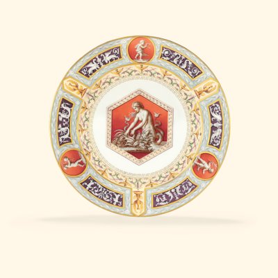 Um prato de porcelana do Raphael Service, o centro representando uma sereia de School Russian