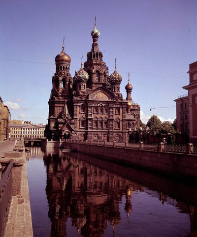Arquitetura: vista da igreja do Santo Salvador e do Verso Cantado realizada entre 1883 e 1907. São Petersburgo. Rússia de School Russian