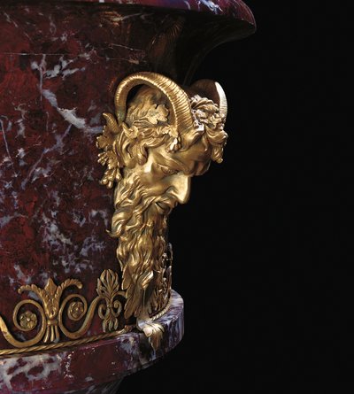 Detalhe de um par de vasos, c.1790 (jaspe e ormolu) de School Russian