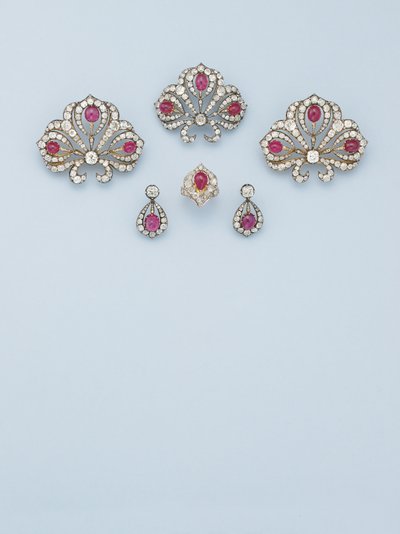 Conjunto importante de joias, c.1850 (rubis, diamantes e ouro) de School Russian