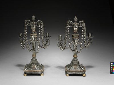 Par de Candelabro, c.1790-1795 (aço cortado e polido com decoração dourada e prateada) de School Russian
