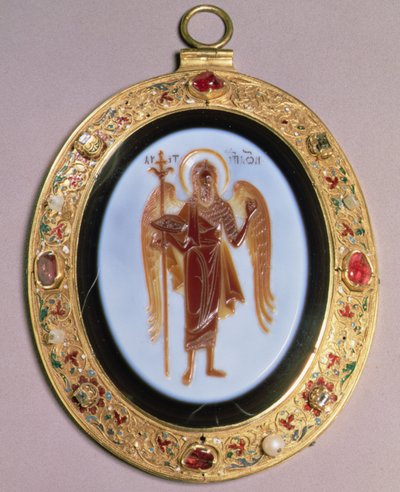 Panagia, sardônia esculpida montada em ouro cravejada de pérolas e joias com decoração de filigrana e esmalte, Moscou, meados do século 16 (sardônia, ouro, pedras preciosas e esmalte) de School Russian