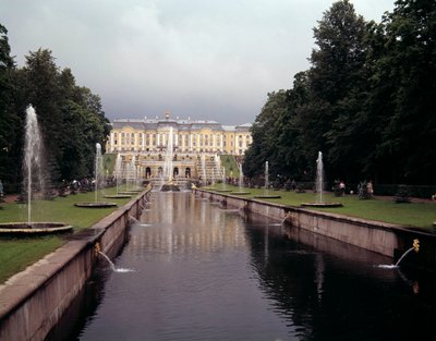 Vista da grande queda de água do castelo de Peterhof, realizada sob Pedro o Grande, perto de São Petersburgo, Rússia de School Russian