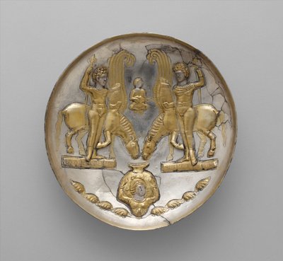 Placa com jovens e cavalos alados, século V a VI d.C. (prata, douradura com mercúrio) de School Sasanian
