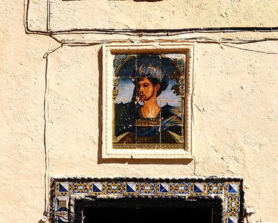 Azulejos cerâmicos com o retrato de um homem fora da Casa do Rei Mouro (foto) de School Spanish